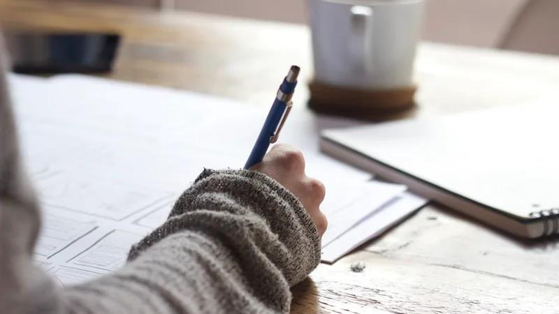 Trader revisando su diario de trading con datos y notas estructuradas — disciplina trading
