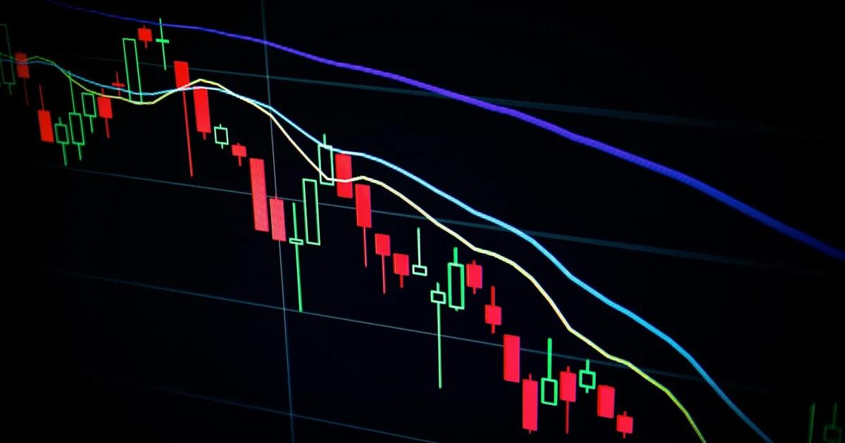 Trader concentrado frente a múltiples pantallas analizando gráficos — psicología del trading — Tradalyst