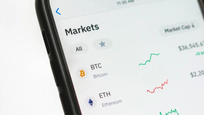 Gráfico mostrando los errores más comunes en trading de criptomonedas para principiantes