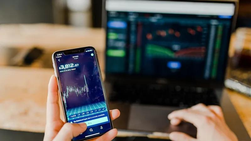 Pantalla de ordenador con TradingView y diario de trading junto a gráficos de criptomonedas