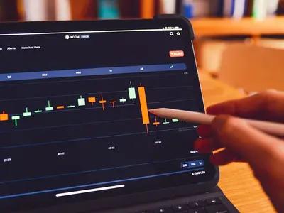 Análisis de datos de trading en pantalla con gráficos